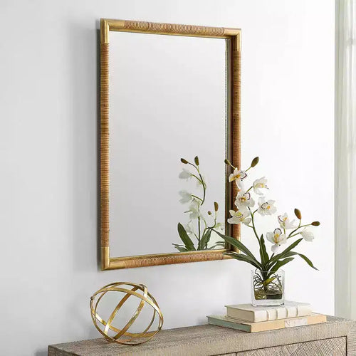 Miroir mural de courtoisie en rotin et or vieilli