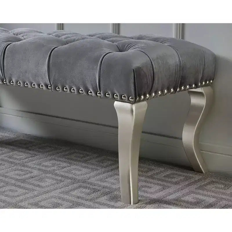 Banc rembourré en tissu capitonné avec garniture cloutée gris