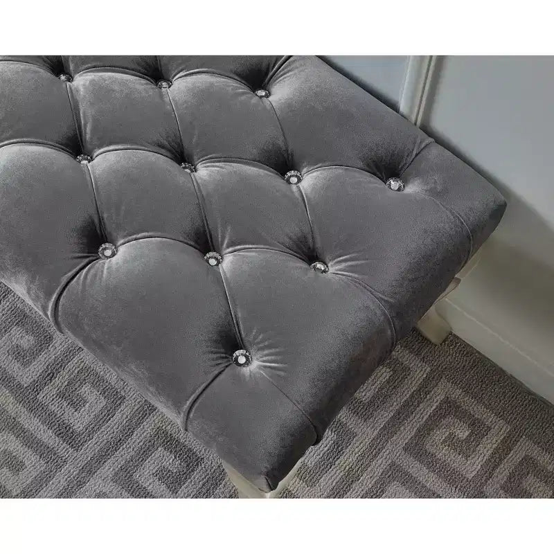 Banc rembourré en tissu capitonné avec garniture cloutée gris